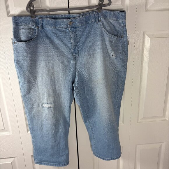 Terra & Sky Women’s Plus Size 26W Capri Jeans Light Wash Distressed - Picture 1 of 3